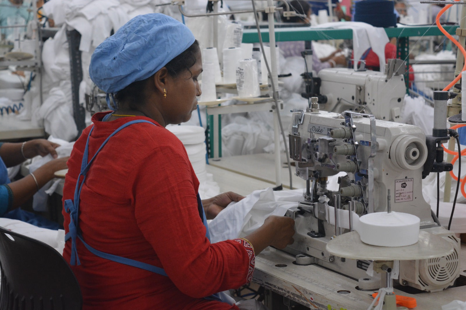 How to Choose the Right Industrial Sewing Machine for Your Garment Factory